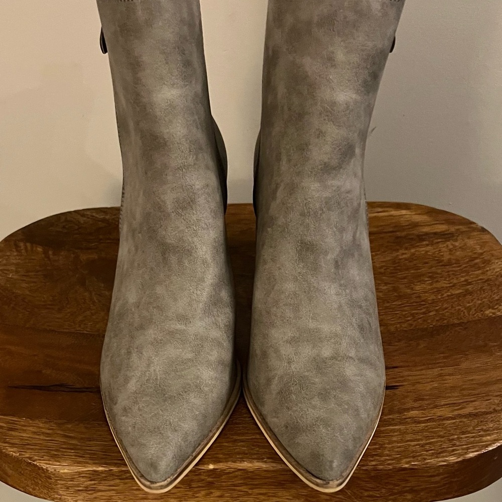 Cocci Pointed-Toe Ankle Boots in Soft Gray